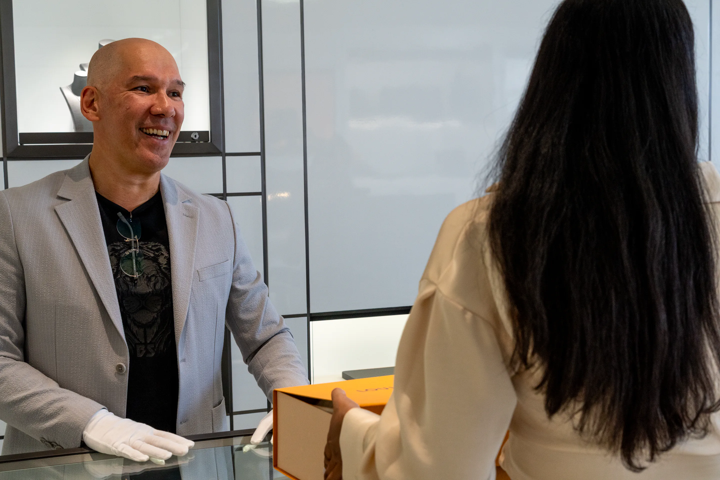 A personal consultation at the NovaOro counter